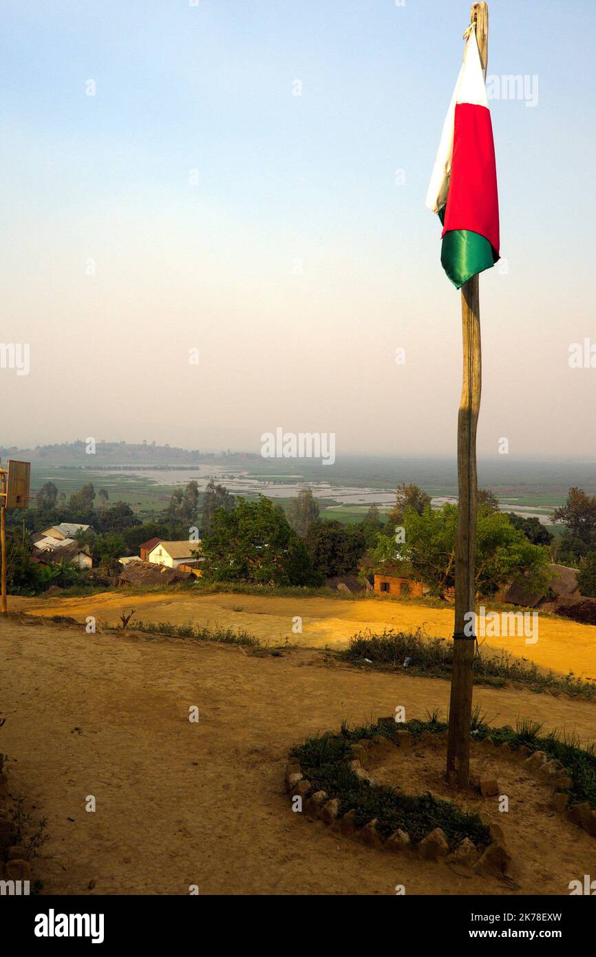 ©Arnaud de grave / le Pictorium/MAXPPP - Arnaud de grave / le Pictorium - 12/11/2015 - Madagascar / Alaotra-Mangoro - drapeau malgache avec vue sur le lac Alaotra. / 12/11/2015 - Madagascar / Alaotra-Mangoro - drapeau malgache et vue sur le lac Alaotra. Banque D'Images