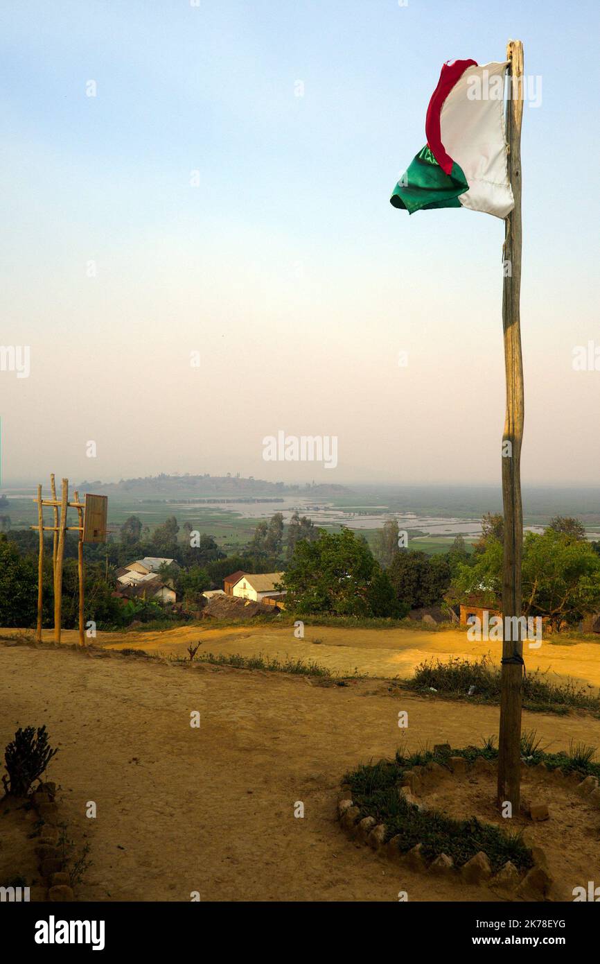 ©Arnaud de grave / le Pictorium/MAXPPP - Arnaud de grave / le Pictorium - 12/11/2015 - Madagascar / Alaotra-Mangoro - drapeau malgache avec vue sur le lac Alaotra. / 12/11/2015 - Madagascar / Alaotra-Mangoro - drapeau malgache et vue sur le lac Alaotra. Banque D'Images