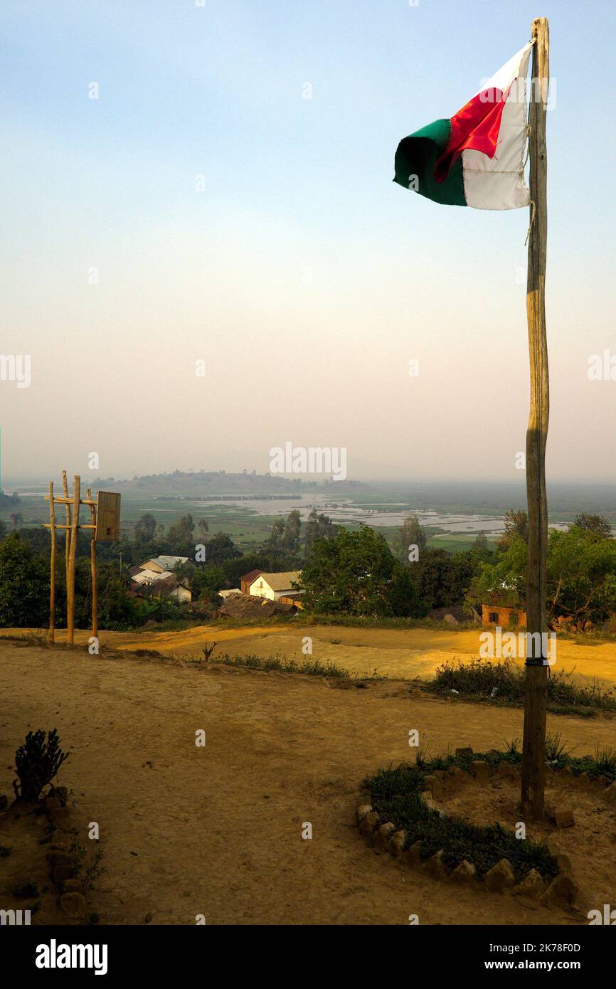 ©Arnaud de grave / le Pictorium/MAXPPP - Arnaud de grave / le Pictorium - 12/11/2015 - Madagascar / Alaotra-Mangoro - drapeau malgache avec vue sur le lac Alaotra. / 12/11/2015 - Madagascar / Alaotra-Mangoro - drapeau malgache et vue sur le lac Alaotra. Banque D'Images