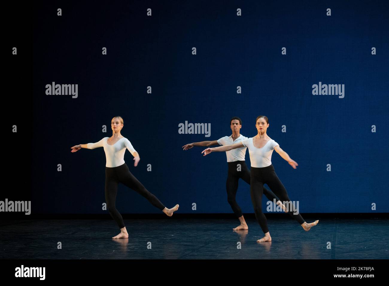 CHORÉGRAPHIE Merce Cunningham COMPAGNIE le Royal Ballet RECRÉÉ PAR Daniel Squire MUSIQUE Conlon Nancrow (Rhythm Studies for Player Piano) COSTUME DESIGN Merce Cunningham ÉCLAIRAGE DESIGN Clifton Taylor d'apres Beverly Emmons DANSE Romany Pajdak, Julia Roscoe, Joseph Sissens PLACE Theatre National de la danse de Chaillot VILLE Paris DATE 22/10/2019 PARTIE DU Centenaire de Merce Cunningham PIÈCE CRÉÉE LE 31 JUILLET 1964 AU QUEEN'S WELLS THEATRE (LONDRES) Banque D'Images