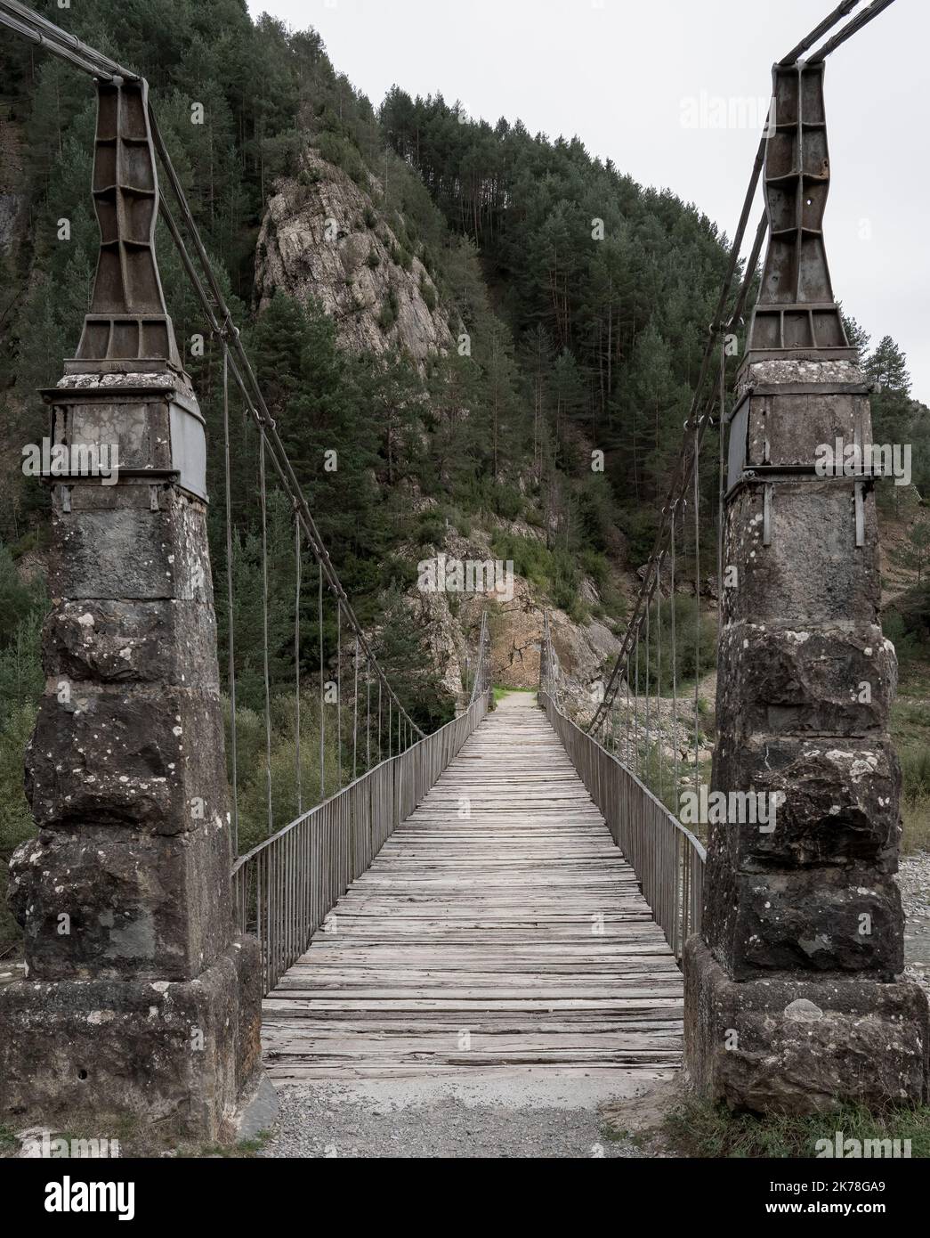 un quai en pierre, pont de suspension de télécabine au-dessus d'une rivière de montagne Banque D'Images