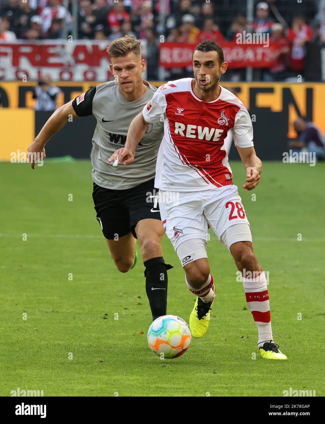 Cologne, Allemagne. 16th octobre 2022. Florian Niederlechner (FCA), Ellyes Skhiri (Koeln), Cologne, Allemagne. 28th août 2022. 1. Bundesliga 10. matchday, 1. FC Cologne - les RÈGLEMENTS du DFL de FC Augsburg INTERDISENT TOUTE UTILISATION DE PHOTOGRAPHIES COMME SÉQUENCES D'IMAGES ET/OU QUASI-VIDÉO crédit: Juergen Schwarz/Alay Live News crédit: Juergen Schwarz/Alay Live News Banque D'Images