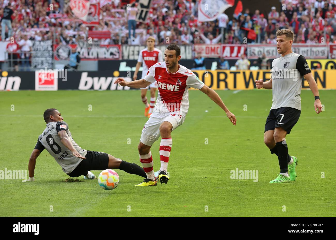 Cologne, Allemagne. 16th octobre 2022. Carlos Gruezo (FCA), Ellyes Skhiri (Koeln), Florian Niederlechner (FCA), Cologne, Allemagne. 28th août 2022. 1. Bundesliga 10. matchday, 1. FC Cologne - les RÈGLEMENTS du DFL de FC Augsburg INTERDISENT TOUTE UTILISATION DE PHOTOGRAPHIES COMME SÉQUENCES D'IMAGES ET/OU QUASI-VIDÉO crédit: Juergen Schwarz/Alay Live News crédit: Juergen Schwarz/Alay Live News Banque D'Images