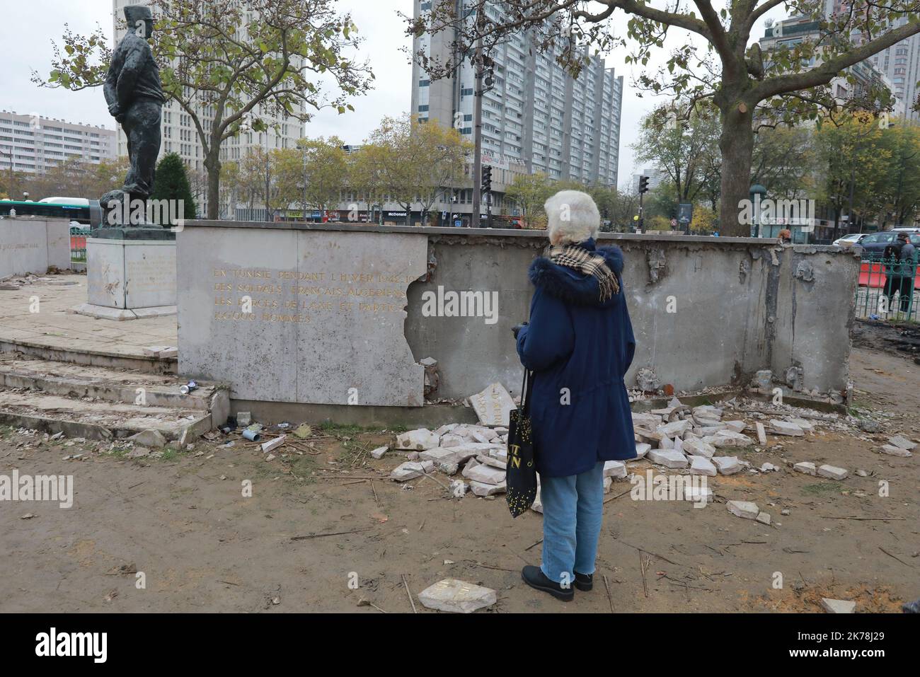 La police française a arrêté des dizaines de manifestants participant au mouvement jaune de gilet « Act 53 » de samedi qui a marqué le premier anniversaire . Voitures renverrées, pavés et feux de déchets - la place d'Italie, dans le sud de Paris, a été le théâtre de manifestations de violence Banque D'Images