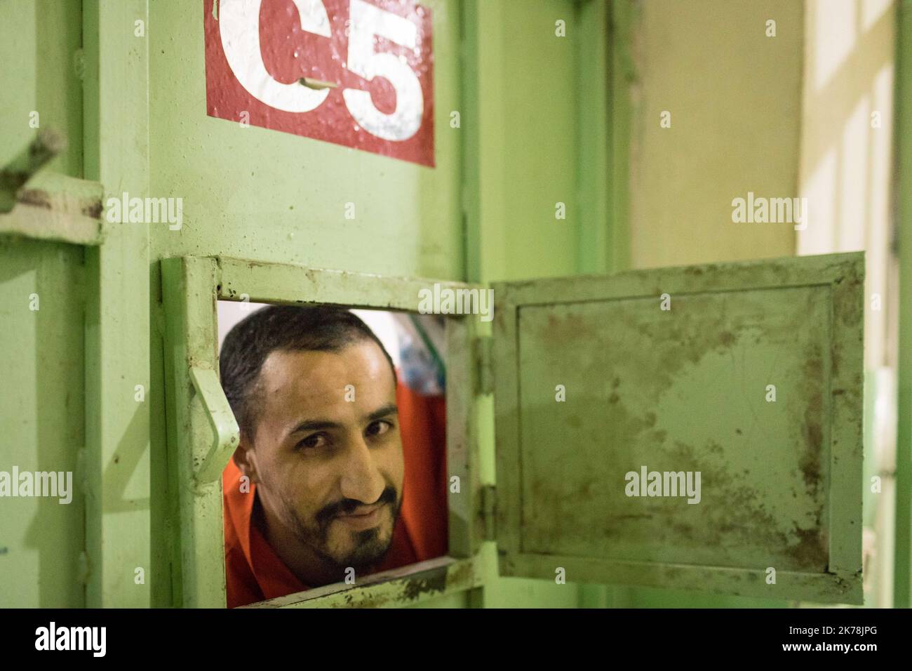 ©Chris Huby / le Pictorium/MAXPPP - Chris Huby / le Pictorium - 2019 - Syrie / Hassake - dans la prison ultra secte de la coalition, a Hassake en Syrie, 5000 prisonniers de l'État islamique attendent leur sort. 2700 détenus sont des malades et des handicaps. Les gardiens kurdes s'occupant d'eux, mais sont dépasses par situation. Ici les hommes sont entasses par 100 dans un cachot d'environ 30 m2. / 2019 - Syrie / Hassake - dans la prison de coalition ultra-secrète de Hassake, en Syrie, 5 000 prisonniers de l'État islamique attendent leur sort. 2700 prisonniers sont malades et handicapés. T Banque D'Images