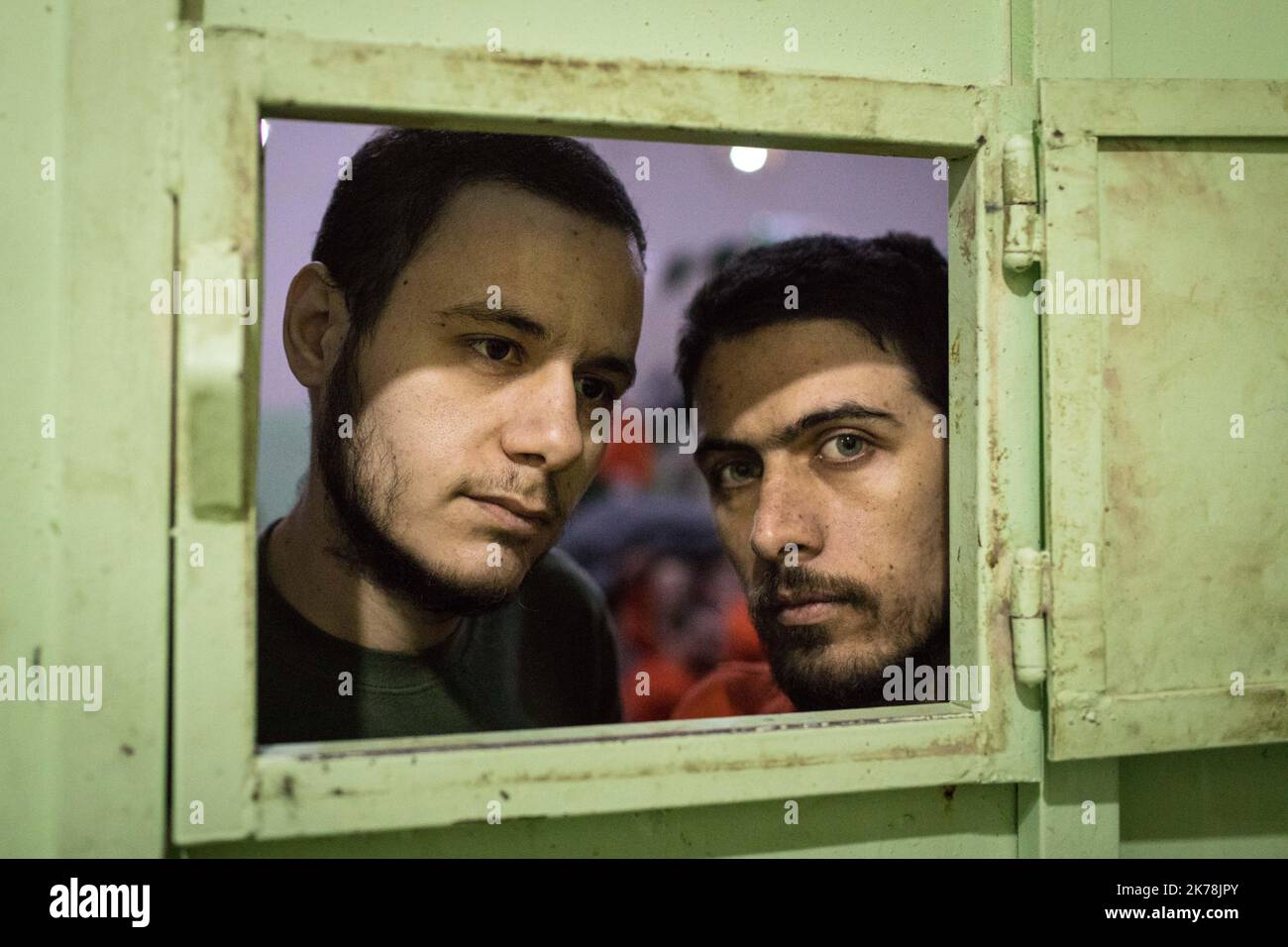©Chris Huby / le Pictorium/MAXPPP - Chris Huby / le Pictorium - 2019 - Syrie / Hassake - dans la prison ultra secte de la coalition, a Hassake en Syrie, 5000 prisonniers de l'État islamique attendent leur sort. 2700 détenus sont des malades et des handicaps. Les gardiens kurdes s'occupant d'eux, mais sont dépasses par situation. Ici les hommes sont entasses par 100 dans un cachot d'environ 30 m2. / 2019 - Syrie / Hassake - dans la prison de coalition ultra-secrète de Hassake, en Syrie, 5 000 prisonniers de l'État islamique attendent leur sort. 2700 prisonniers sont malades et handicapés. T Banque D'Images