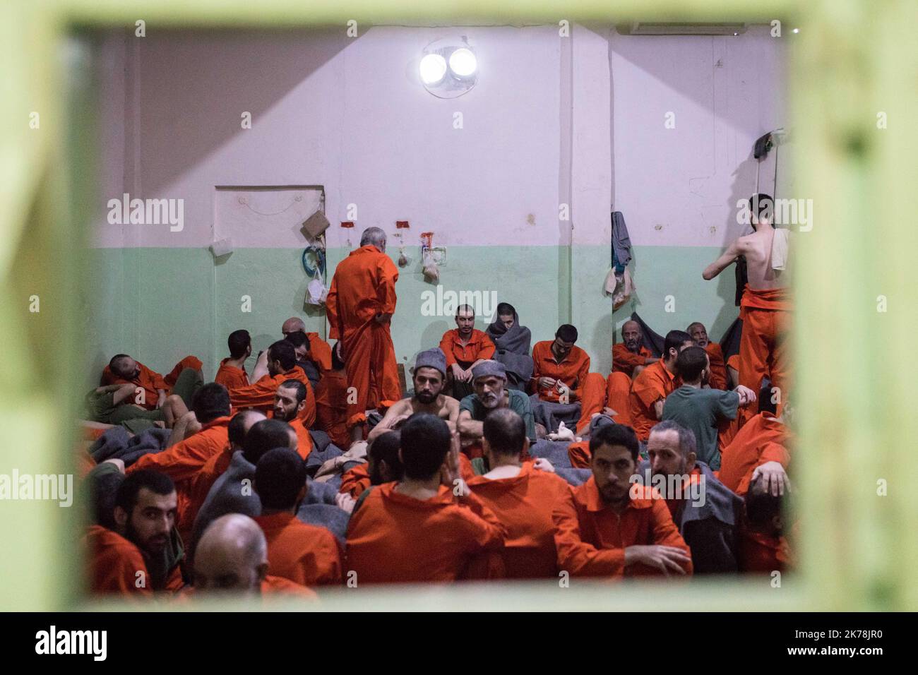 ©Chris Huby / le Pictorium/MAXPPP - Chris Huby / le Pictorium - 2019 - Syrie / Hassake - dans la prison ultra secte de la coalition, a Hassake en Syrie, 5000 prisonniers de l'État islamique attendent leur sort. 2700 détenus sont des malades et des handicaps. Les gardiens kurdes s'occupant d'eux, mais sont dépasses par situation. Ici les hommes sont entasses par 100 dans un cachot d'environ 30 m2. / 2019 - Syrie / Hassake - dans la prison de coalition ultra-secrète de Hassake, en Syrie, 5 000 prisonniers de l'État islamique attendent leur sort. 2700 prisonniers sont malades et handicapés. T Banque D'Images