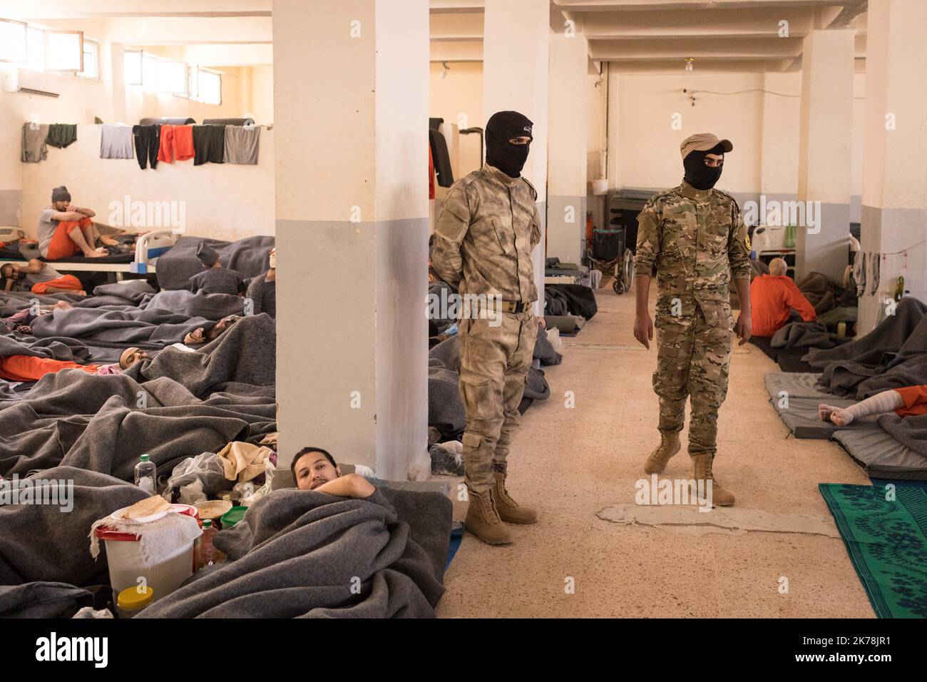 ©Chris Huby / le Pictorium/MAXPPP - Chris Huby / le Pictorium - 2019 - Syrie / Hassake - dans la prison ultra secte de la coalition, a Hassake en Syrie, 5000 prisonniers de l'État islamique attendent leur sort. 2700 détenus sont des malades et des handicaps. Les gardiens kurdes s'occupant d'eux, mais sont dépasses par situation. Les gardiens kurdes de la SDF sont vigilants. / 2019 - Syrie / Hassake - dans la prison de coalition ultra-secrète de Hassake, en Syrie, 5 000 prisonniers de l'État islamique attendent leur sort. 2700 prisonniers sont malades et handicapés. Les gardiens kurdes ta Banque D'Images