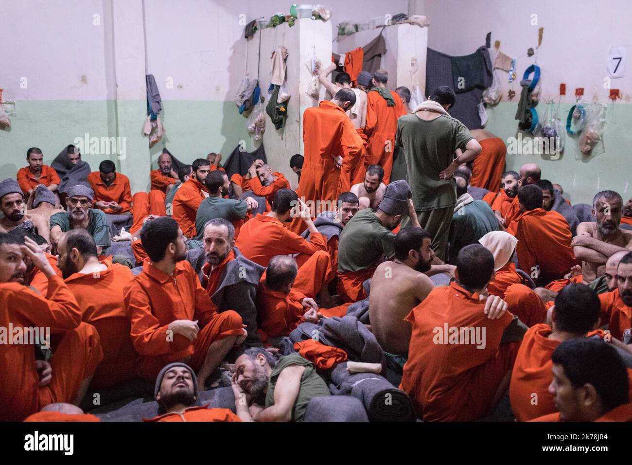 ©Chris Huby / le Pictorium/MAXPPP - Chris Huby / le Pictorium - 2019 - Syrie / Hassake - dans la prison ultra secte de la coalition, a Hassake en Syrie, 5000 prisonniers de l'État islamique attendent leur sort. 2700 détenus sont des malades et des handicaps. Les gardiens kurdes s'occupant d'eux, mais sont dépasses par situation. Ici les hommes sont entasses par 100 dans un cachot d'environ 30 m2. / 2019 - Syrie / Hassake - dans la prison de coalition ultra-secrète de Hassake, en Syrie, 5 000 prisonniers de l'État islamique attendent leur sort. 2700 prisonniers sont malades et handicapés. T Banque D'Images