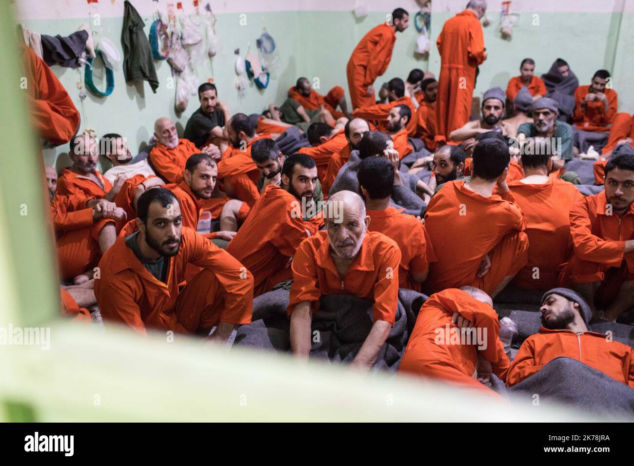 ©Chris Huby / le Pictorium/MAXPPP - Chris Huby / le Pictorium - 2019 - Syrie / Hassake - dans la prison ultra secte de la coalition, a Hassake en Syrie, 5000 prisonniers de l'État islamique attendent leur sort. 2700 détenus sont des malades et des handicaps. Les gardiens kurdes s'occupant d'eux, mais sont dépasses par situation. Ici les hommes sont entasses par 100 dans un cachot d'environ 30 m2. / 2019 - Syrie / Hassake - dans la prison de coalition ultra-secrète de Hassake, en Syrie, 5 000 prisonniers de l'État islamique attendent leur sort. 2700 prisonniers sont malades et handicapés. T Banque D'Images