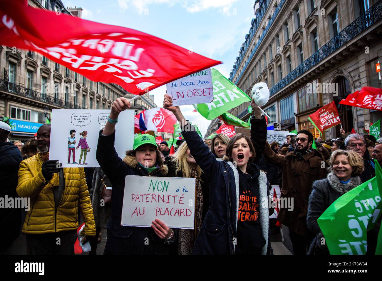 Les gens protestent contre le plan de réforme des retraites du gouvernement Banque D'Images