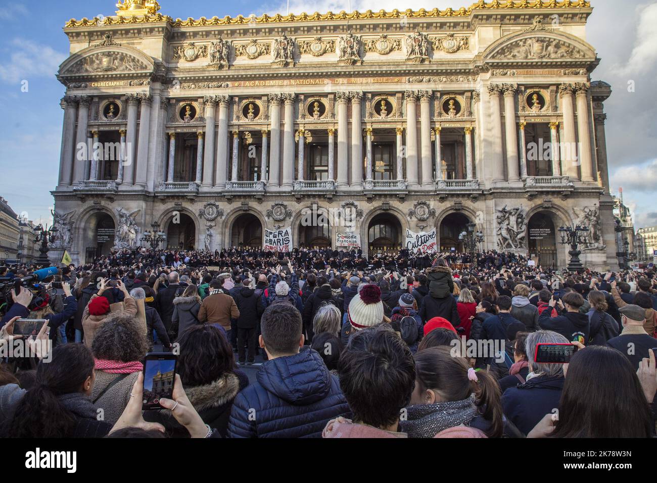 Les gens protestent contre le plan de réforme des retraites du gouvernement Banque D'Images