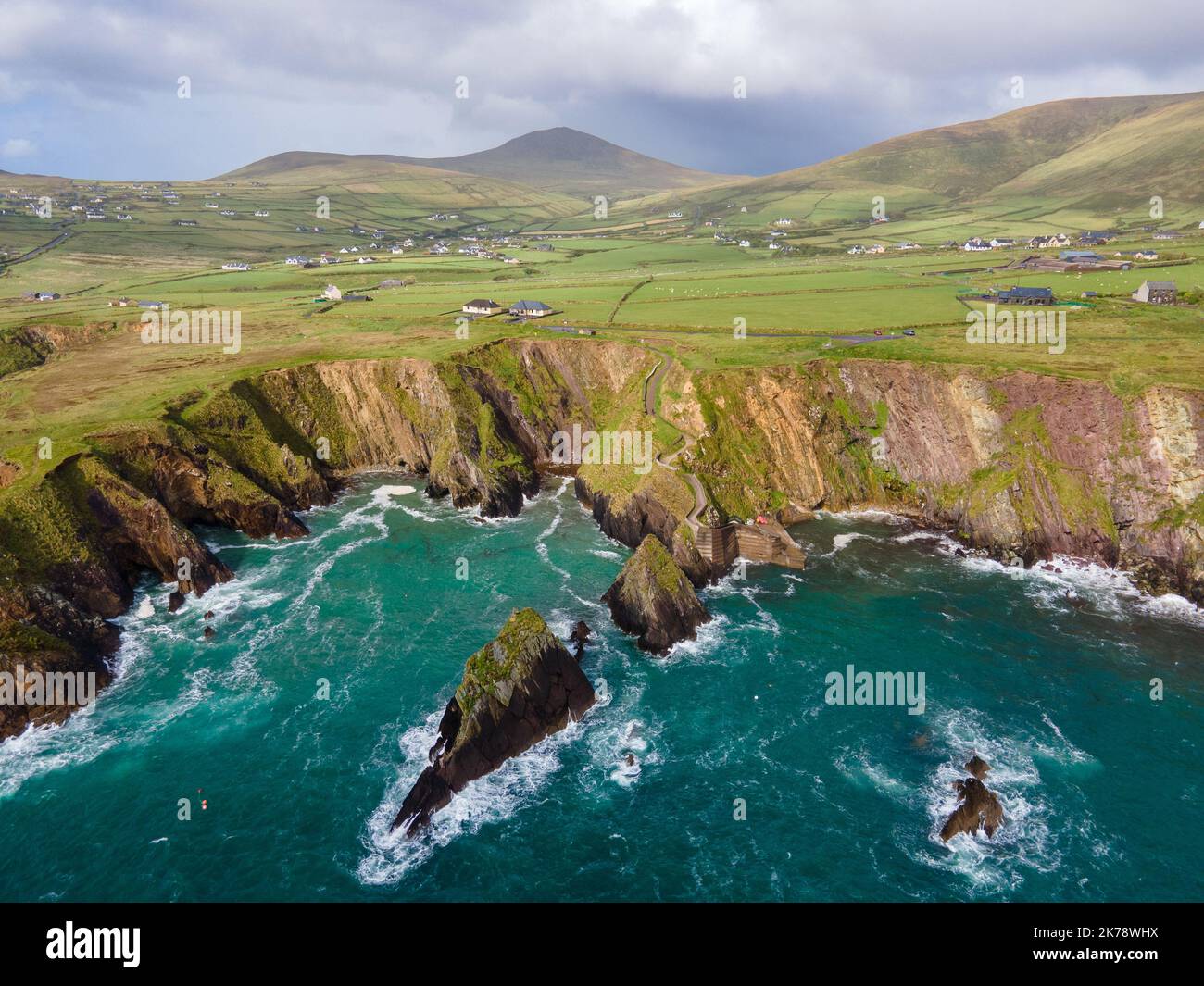 Ireland, County Kerry - Dunquin Pier J'ai situé au-dessus de la route pittoresque Slea Head. En été, un ferry amène les visiteurs à l'île de Great Blasket Banque D'Images
