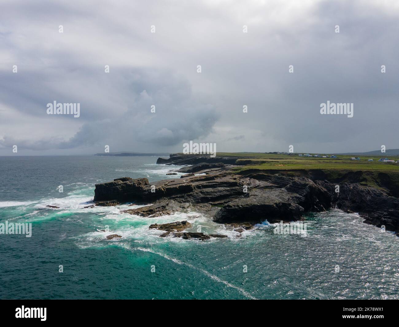 Irlande, Comté de Clare - les ponts de Ross étaient trois ponts de roche naturelle, aujourd'hui il n'y en a qu'un. Tir de drone, vue de la surface. Wild Atlantic Way. Banque D'Images