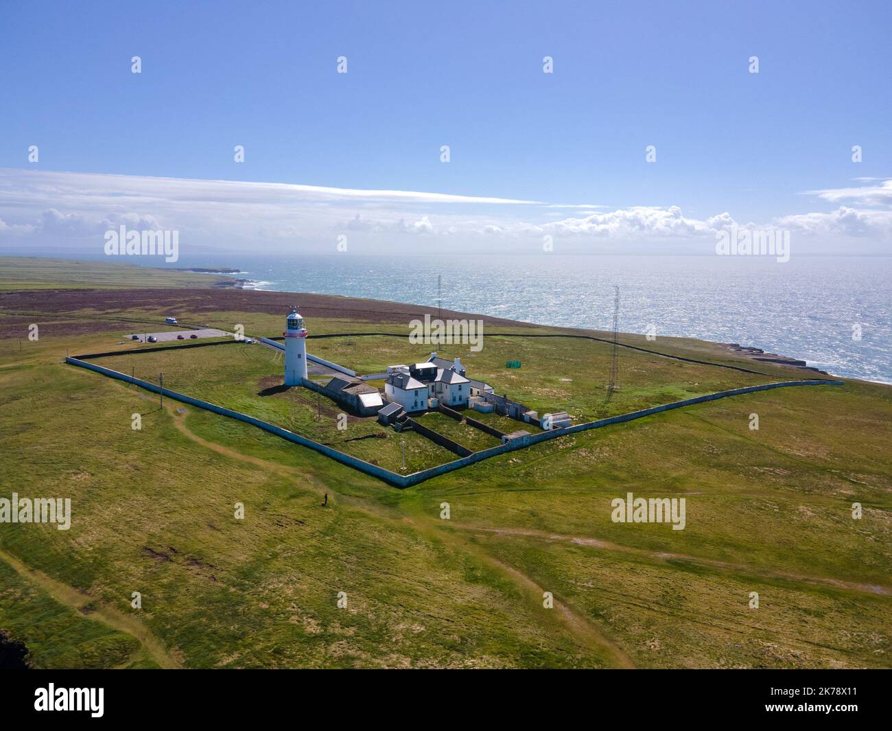 Irlande, Comté de Clare - le phare de Loop Head est situé juste au bord de la péninsule de Loop Head. Il mesure 23 mètres de haut. Prise de vue aréale, lumière du jour. Banque D'Images