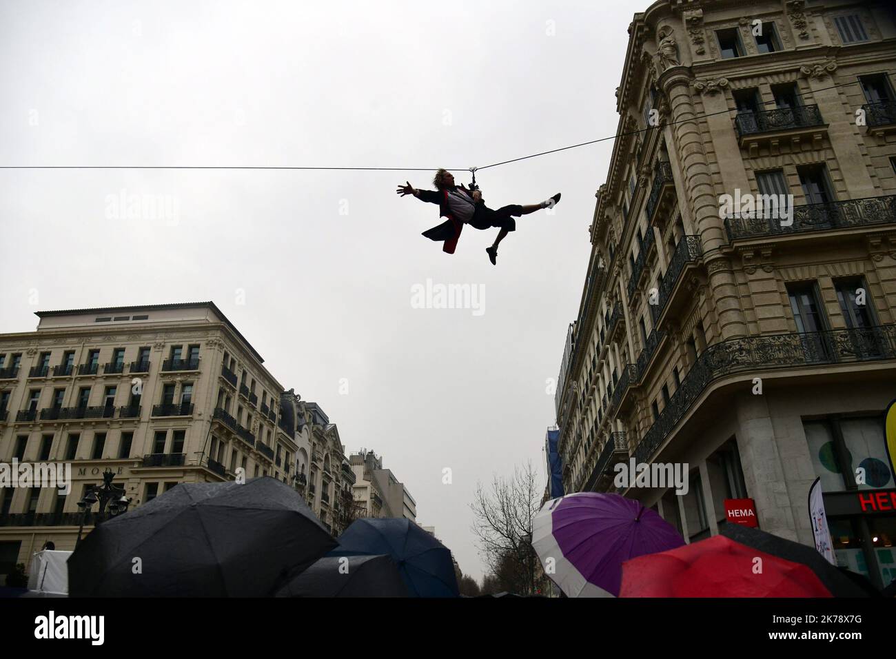 L'acrobate-grimpeur français Antoine le Menestrel monte un bâtiment dans le quartier historique de la Canebière à Marseille sur 26 janvier 2020 Banque D'Images