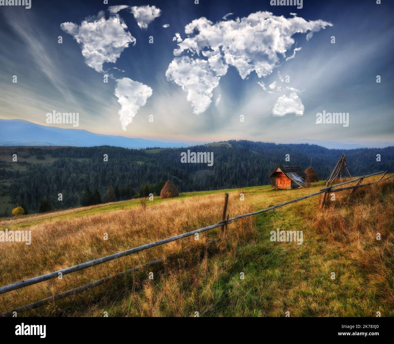 nuages sous la forme d'une carte du monde sur les montagnes. L'aube d'automne dans les Carpates. Concept de voyage et de paysage Banque D'Images