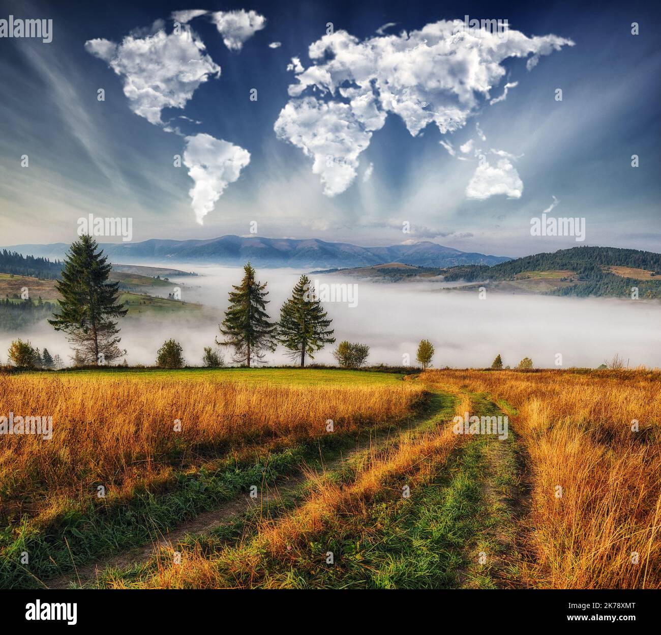 nuages sous la forme d'une carte du monde sur les montagnes. L'aube d'automne dans les Carpates. Concept de voyage et de paysage Banque D'Images