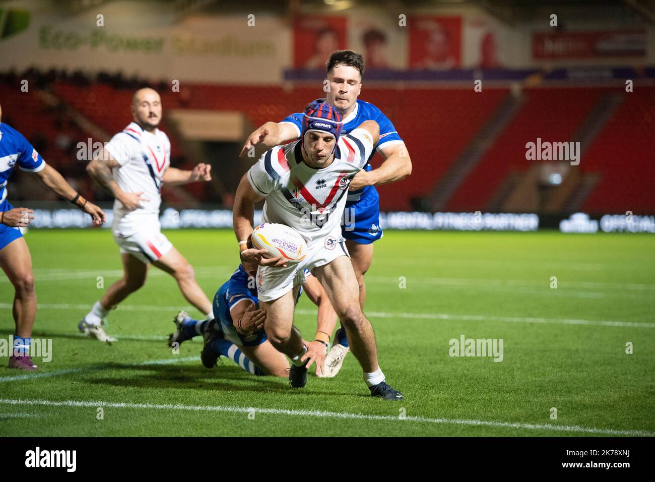 Doncaster, Royaume-Uni. 17th octobre 2022. France 2nd Row Benjamin Jullien conduit pour la ligne et marque Frances troisième essai pendant la coupe du monde de rugby 2021 Pool Un match entre la France et la Grèce au Keepmoat Stadium, Doncaster, le lundi 17th octobre 2022. (Crédit : Trevor Wilkinson | MI News) Banque D'Images