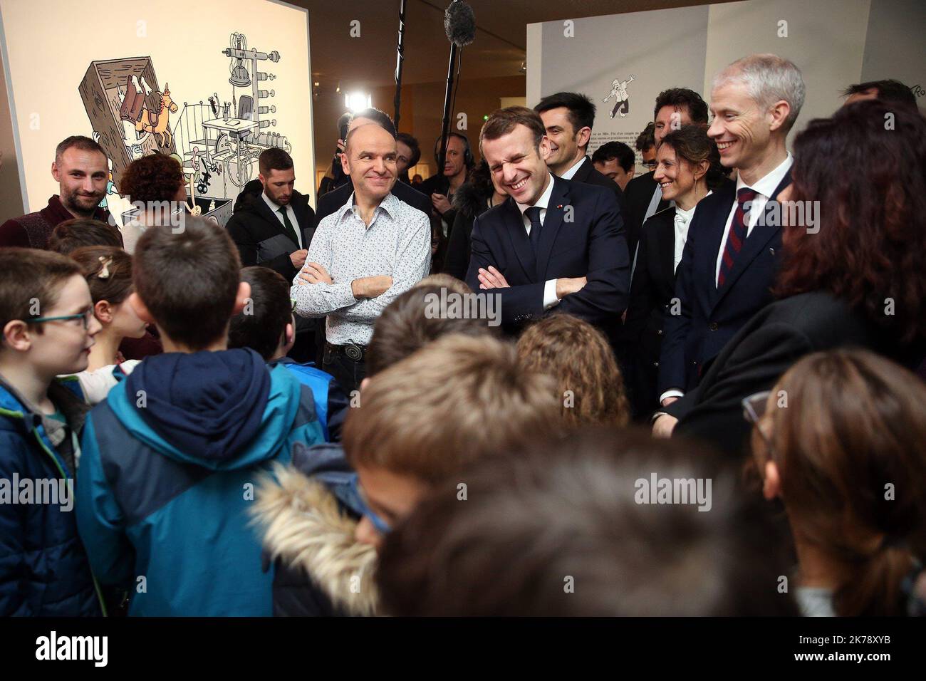 Visite du président français Emmanuel Macron dans le cadre du festival de la bande dessinée d'Angoulême et de la cérémonie de remise des prix de la jeunesse à Nersac, France jeudi 30 janvier 2020©PHOTOPQR/CHARENTE LIBRE/Renaud JOUBERT ; Nersac ; 30/01/2020 ; 200130-30-371 - visite d'emmanuel Macron - festival de la bande dessinée d'angoulême - fibd2020 - exposition lewis trondheim - photo : Renaud Joubert - 2020/01/29. Le président français Emmanuel Macron Banque D'Images