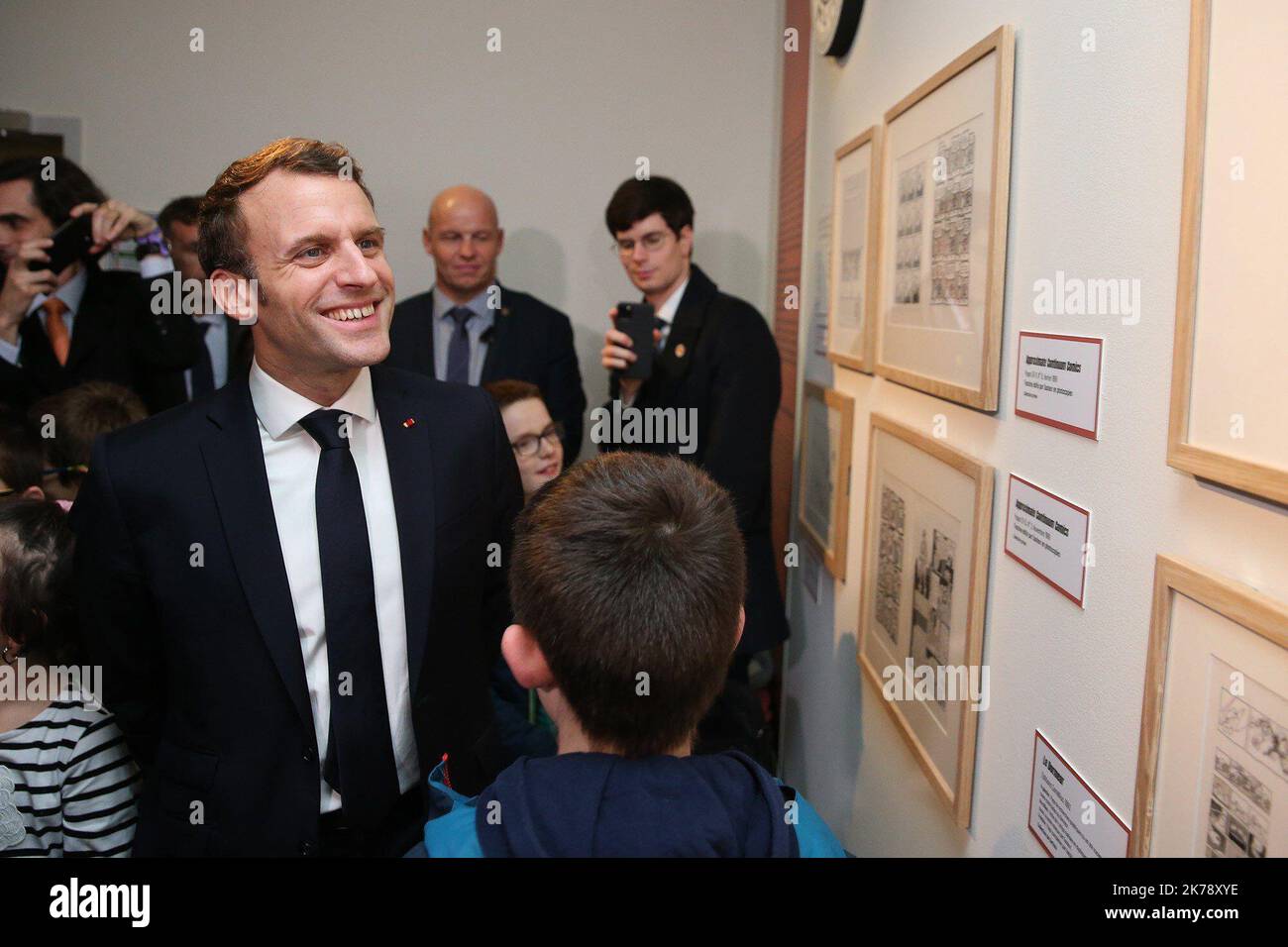 Visite du président français Emmanuel Macron dans le cadre du festival de la bande dessinée d'Angoulême et de la cérémonie de remise des prix de la jeunesse à Nersac, France jeudi 30 janvier 2020©PHOTOPQR/CHARENTE LIBRE/Renaud JOUBERT ; Nersac ; 30/01/2020 ; 200130-30-371 - visite d'emmanuel Macron - festival de la bande dessinée d'angoulême - fibd2020 - exposition lewis trondheim - photo : Renaud Joubert - 2020/01/29. Le président français Emmanuel Macron Banque D'Images