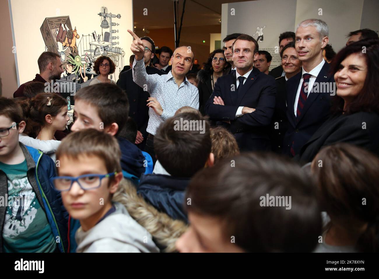 Visite du président français Emmanuel Macron dans le cadre du festival de la bande dessinée d'Angoulême et de la cérémonie de remise des prix de la jeunesse à Nersac, France jeudi 30 janvier 2020©PHOTOPQR/CHARENTE LIBRE/Renaud JOUBERT ; Nersac ; 30/01/2020 ; 200130-30-371 - visite d'emmanuel Macron - festival de la bande dessinée d'angoulême - fibd2020 - exposition lewis trondheim une - photo : Renaud Joubert - 2020/01/29. Le président français Emmanuel Macron Banque D'Images
