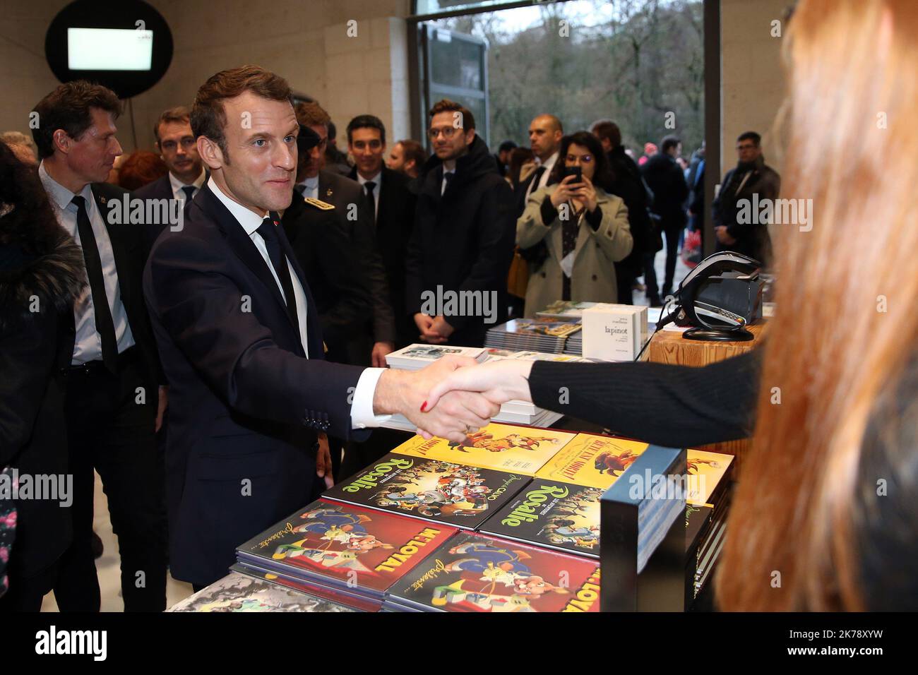 Visite du président français Emmanuel Macron dans le cadre du festival de la bande dessinée d'Angoulême et de la cérémonie de remise des prix de la jeunesse à Nersac, France jeudi 30 janvier 2020©PHOTOPQR/CHARENTE LIBRE/Renaud JOUBERT ; Nersac ; 30/01/2020 ; 200130-30-371 - visite d'emmanuel Macron - festival de la bande dessinée d'angoulême - fibd2020 - exposition lewis trondheim - photo : Renaud Joubert - 2020/01/29. Le président français Emmanuel Macron Banque D'Images