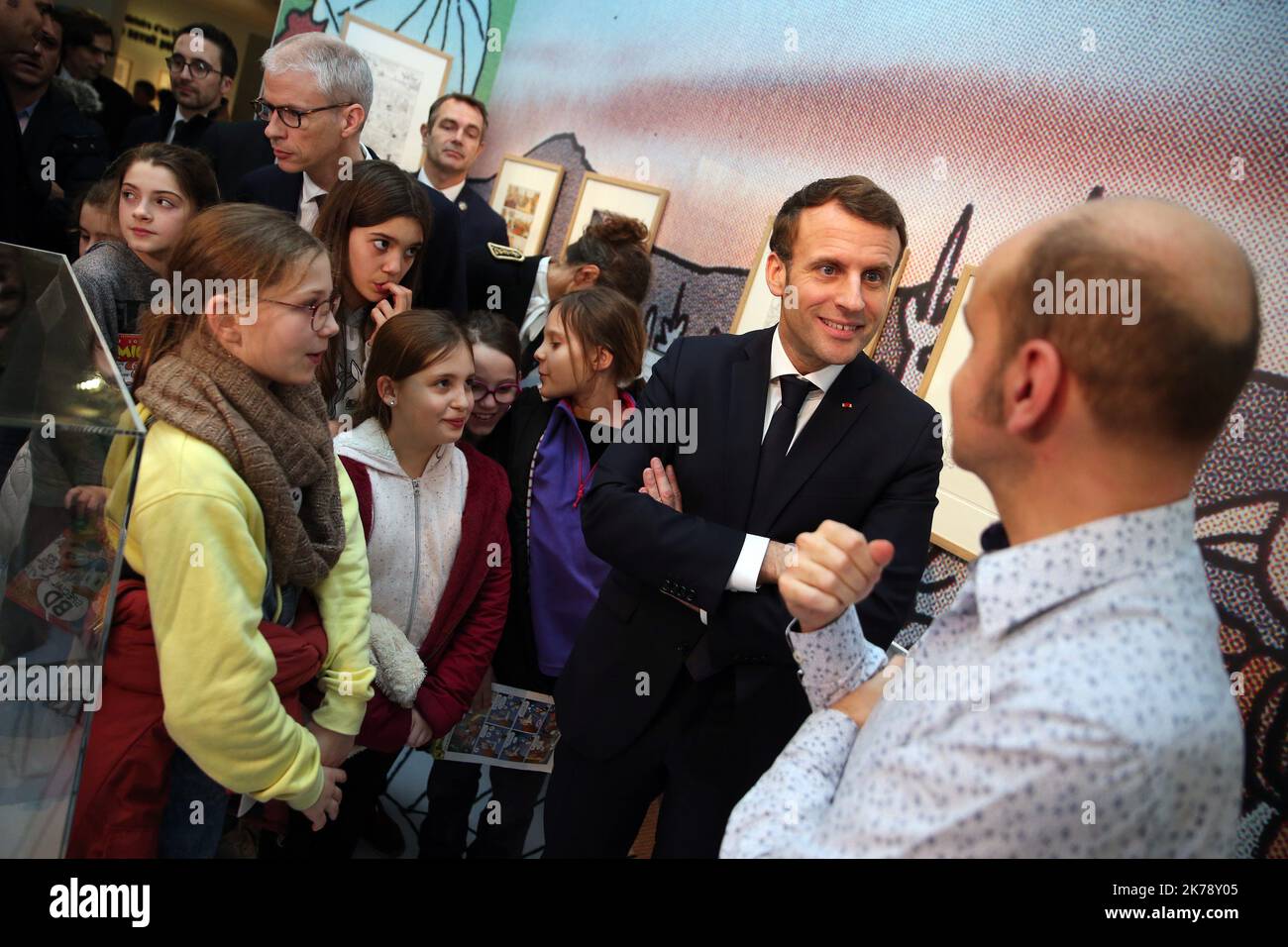 Visite du président français Emmanuel Macron dans le cadre du festival de la bande dessinée d'Angoulême et de la cérémonie de remise des prix de la jeunesse à Nersac, France jeudi 30 janvier 2020©PHOTOPQR/CHARENTE LIBRE/Renaud JOUBERT ; Nersac ; 30/01/2020 ; 200130-30-371 - visite d'emmanuel Macron - festival de la bande dessinée d'angoulême - fibd2020 - exposition lewis trondheim - une - photo : Renaud Joubert - 2020/01/29. Le président français Emmanuel Macron Banque D'Images