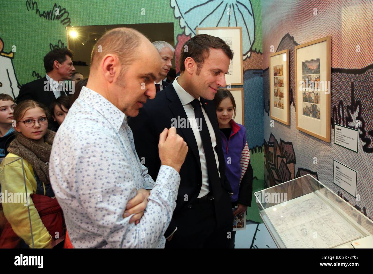 Visite du président français Emmanuel Macron dans le cadre du festival de la bande dessinée d'Angoulême et de la cérémonie de remise des prix de la jeunesse à Nersac, France jeudi 30 janvier 2020©PHOTOPQR/CHARENTE LIBRE/Renaud JOUBERT ; Nersac ; 30/01/2020 ; 200130-30-371 - visite d'emmanuel Macron - festival de la bande dessinée d'angoulême - fibd2020 - exposition lewis trondheim - photo : Renaud Joubert - 2020/01/29. Le président français Emmanuel Macron Banque D'Images