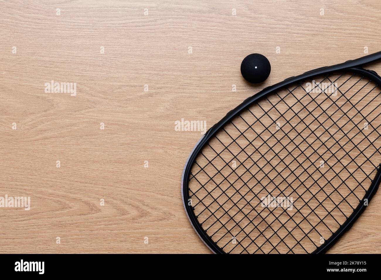 Raquette et balle de squash noires sur terrain brun. Affiche sur le thème du sport horizontal, cartes de vœux, en-têtes, site Web et application Banque D'Images