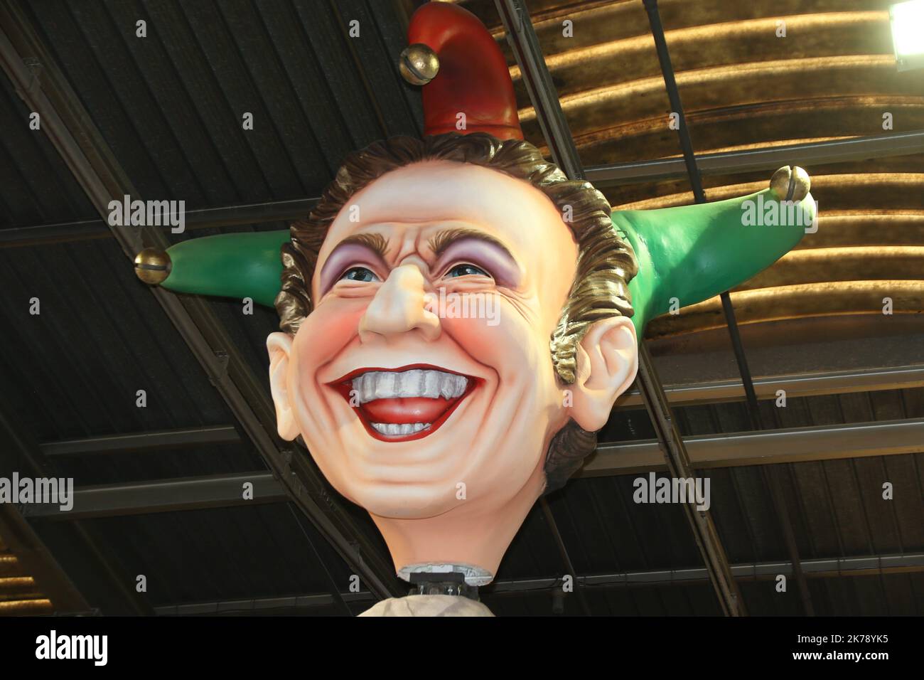 Les flotteurs sont préparés avant le Carnaval de Nice en France©Sylvestre/MAXPPP - Nice France 10/02/2020 ; SYLVESTRE / MAXPPP carnaval roi de la mode atelier du carnaval,préparation des chars,stephane berne - Nice Carnaval PREPARATIFS feb 10 2020 Banque D'Images