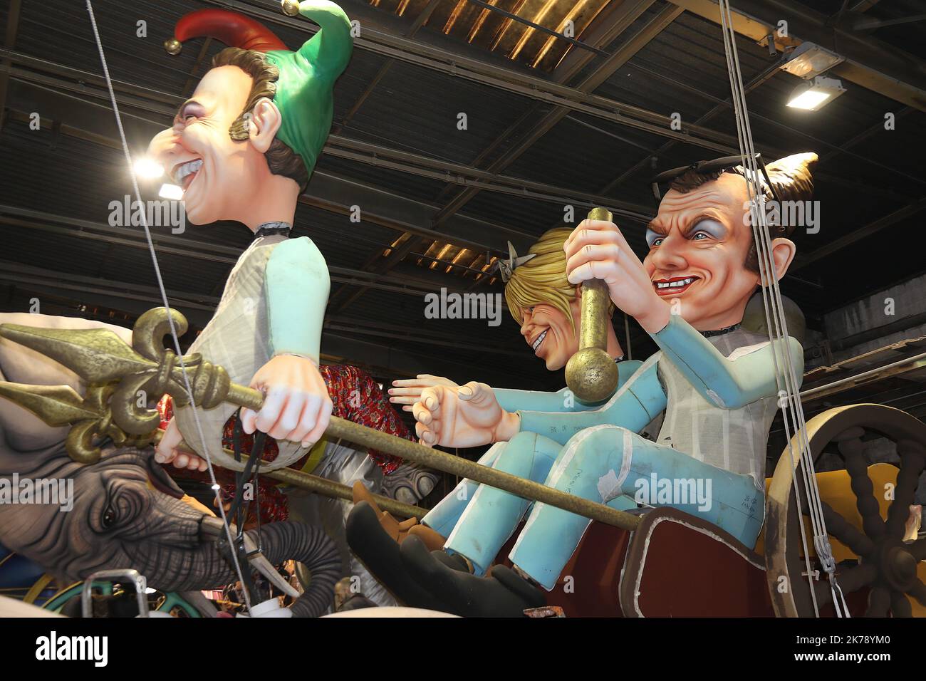 Les flotteurs sont préparés avant le Carnaval de Nice en France©Sylvestre/MAXPPP - Nice France 10/02/2020 ; SYLVESTRE / MAXPPP carnaval roi de la mode atelier du carnaval,préparation des chars,stephane bern,brigitte macron et emmanuel macron - Nice Carnaval PREPARATIFS feb 10 2020 Banque D'Images