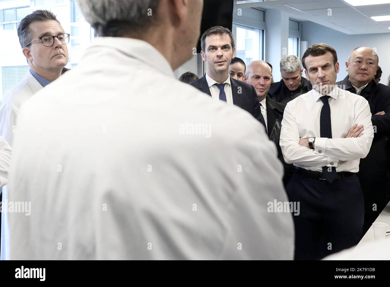 Le Président de la République, Emmanuel Macron, accompagné d'Olivier Veran, Ministre de la solidarité et de la Santé et de Martin Hirsch, visite l'hôpital parisien de la Pitie-Salpetrière, où le premier décès d'un Français après le Covid-19, Paris, 27 février 2020. Banque D'Images