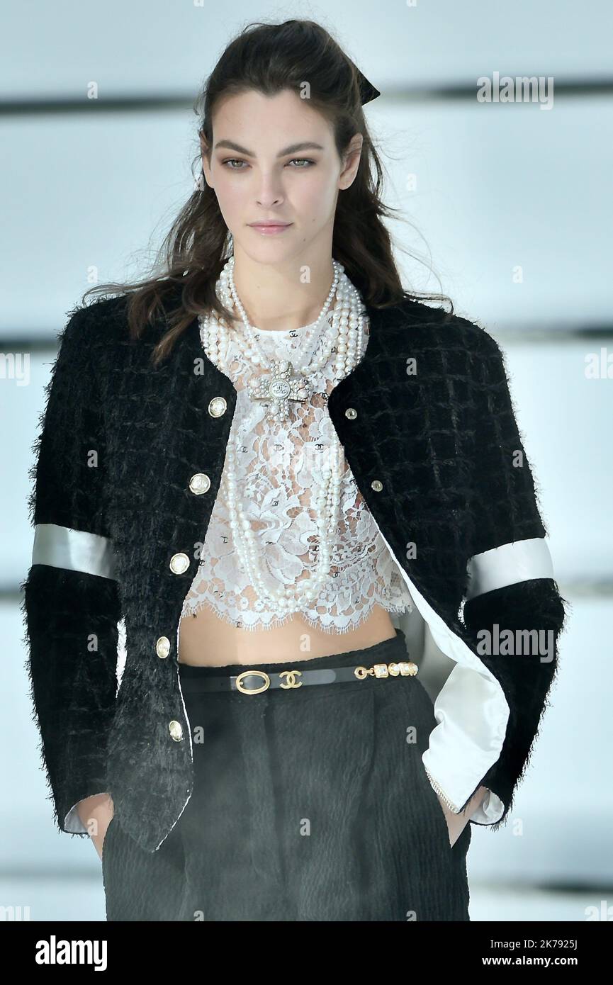 Modèles sur la passerelle pendant le Chanel dans le cadre de la semaine de la mode de Paris vêtements pour femmes automne hiver 2020/2021 à Paris, France. Banque D'Images