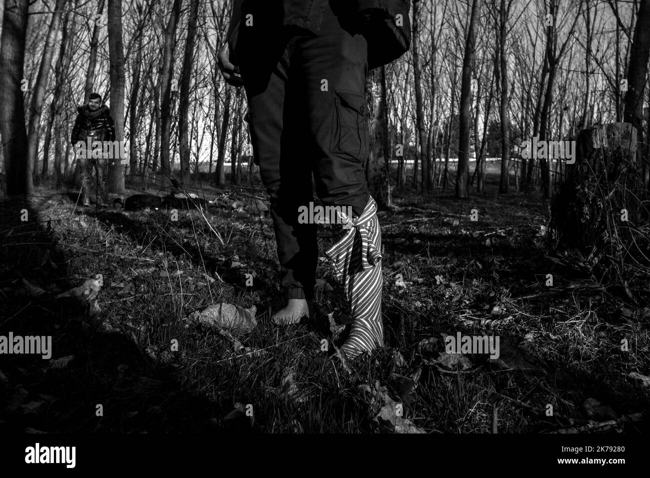 Réfugié syrien aux chaussures chanceux, après avoir réussi à traverser le fleuve Evros et à rejoindre la Grèce, il a été arrêté par la police grecque qui a volé son argent, son passeport, son téléphone et ses chaussures avant du rendre sur la côte turque. Des dizaines de personnes témoignent d'actions similaires. Il y a trois jours après l'annonce du Président Erdogan d'ouvrir les frontières, des milliers de réfugiés se sont rassemblés dans la région d'Edirne dans l'espoir de rallier la Grèce. 2 mars 2020. Doyran, Turquie. Banque D'Images