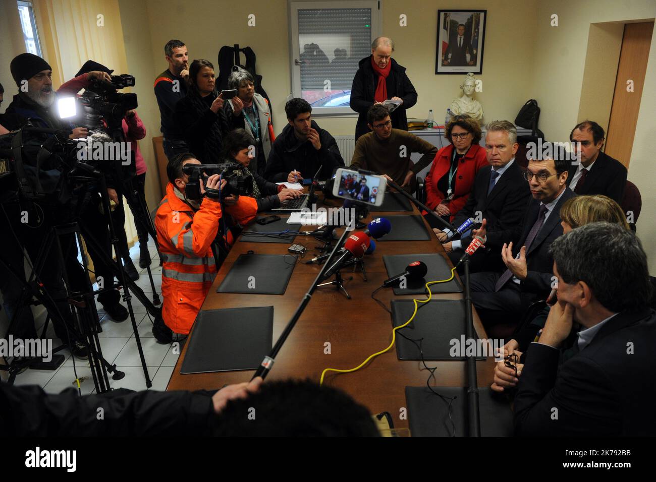 Jean Pierre Farrandou, au centre, le président de la SNCF, prend la parole lors d'une conférence de presse à Ingenheim en présence de Josiane Chevalier, Préfet du Grand est, et de Jean Rottner, à droite Président de la région du Grand est. 5 mars 2020 TGV déraille en Alsace, au moins un grièvement blessé, le conducteur. Banque D'Images