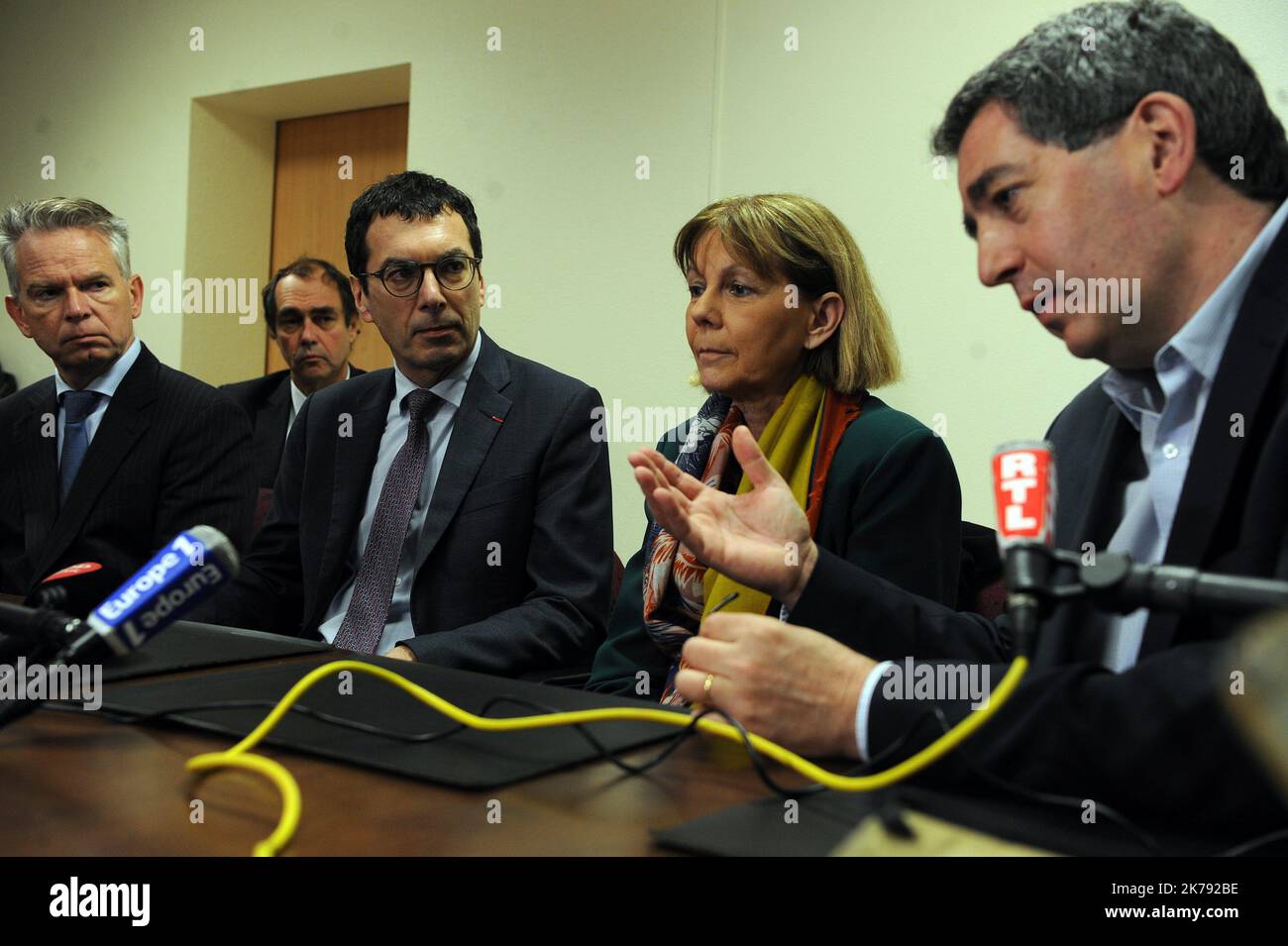 Jean-Pierre Farrandou, au centre, le président de la SNCF, prend la parole lors d'une conférence de presse à Ingenheim en présence de Josiane Chevalier, Préfet du Grand est et de Jean Rottner, à droite Président de la région du Grand est. 5 mars 2020 TGV déraille en Alsace, au moins un grièvement blessé, le conducteur. Banque D'Images