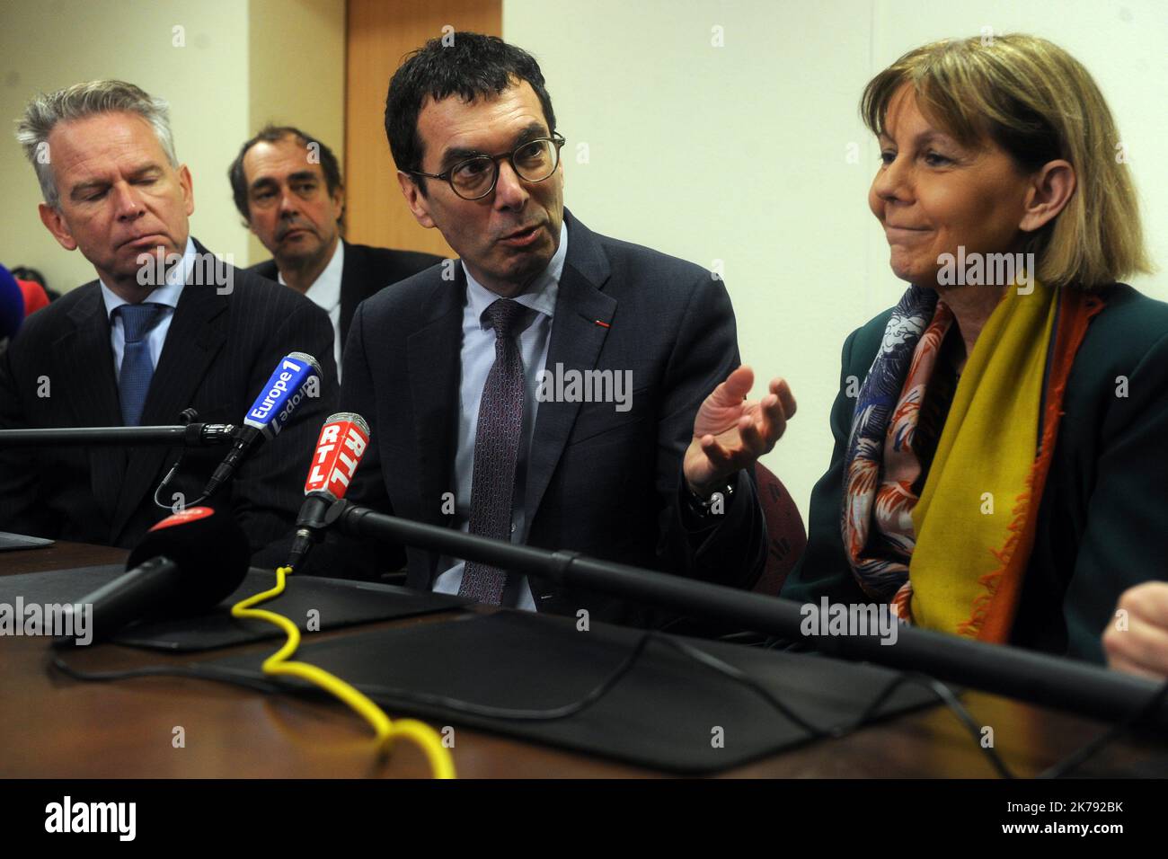 Jean-Pierre Farrandou, au centre, le président de la SNCF, prend la parole lors d'une conférence de presse à Ingenheim en présence de Josiane Chevalier, Préfet du Grand est et de Jean Rottner, à droite Président de la région du Grand est. 5 mars 2020 TGV déraille en Alsace, au moins un grièvement blessé, le conducteur. Banque D'Images
