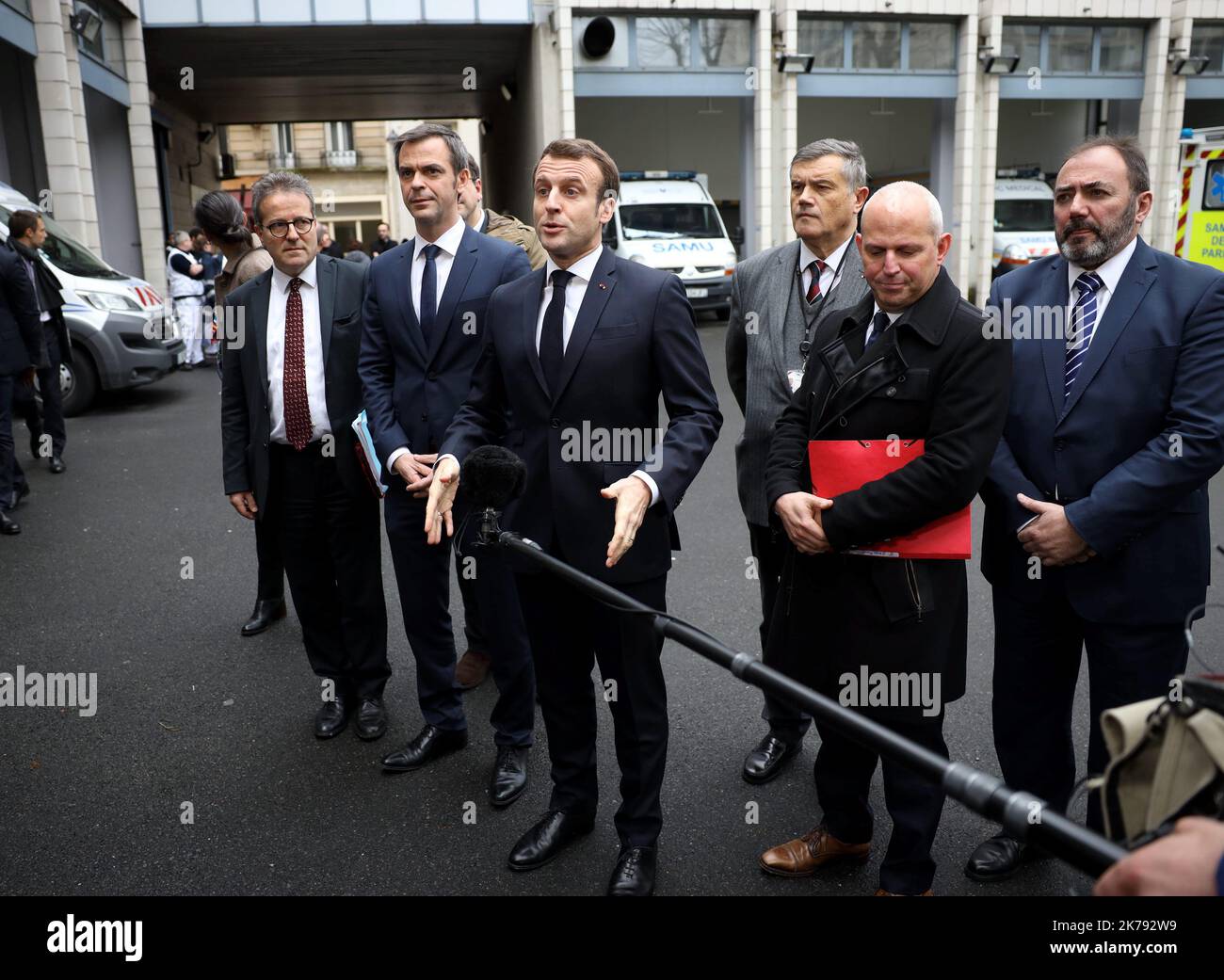 Le président français Emmanuel Macron lors d'une visite des services d'urgence de la SAMU-SMUR à l'hôpital Necker sur 10 mars 2020 à Paris Banque D'Images