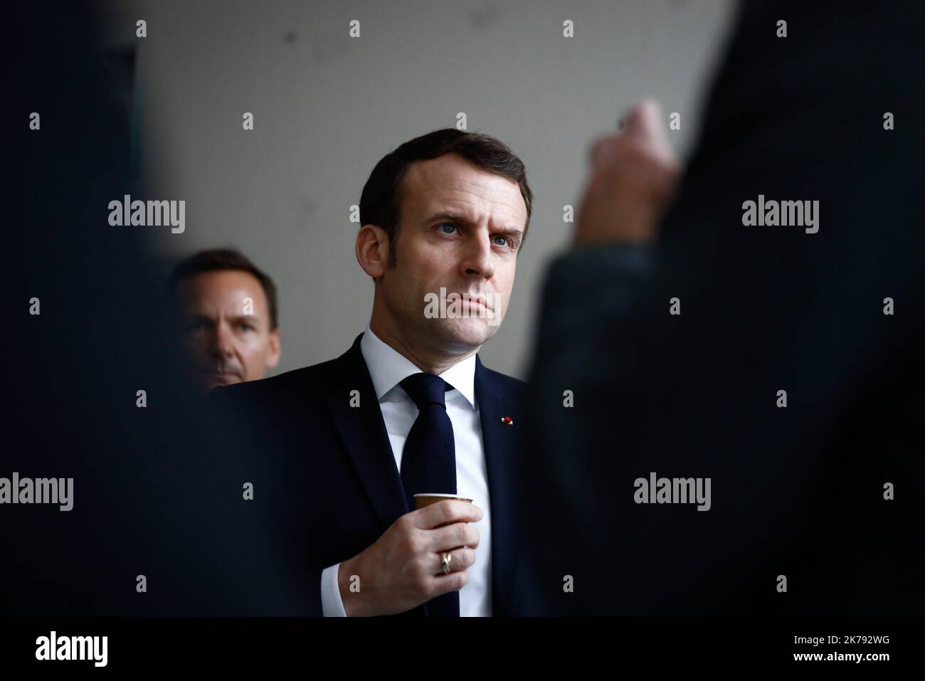 Le président français Emmanuel Macron lors d'une visite des services d'urgence de la SAMU-SMUR à l'hôpital Necker sur 10 mars 2020 à Paris Banque D'Images