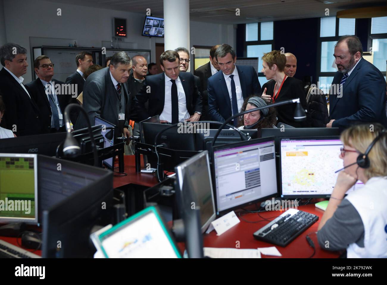 Le président français Emmanuel Macron lors d'une visite des services d'urgence de la SAMU-SMUR à l'hôpital Necker sur 10 mars 2020 à Paris Banque D'Images