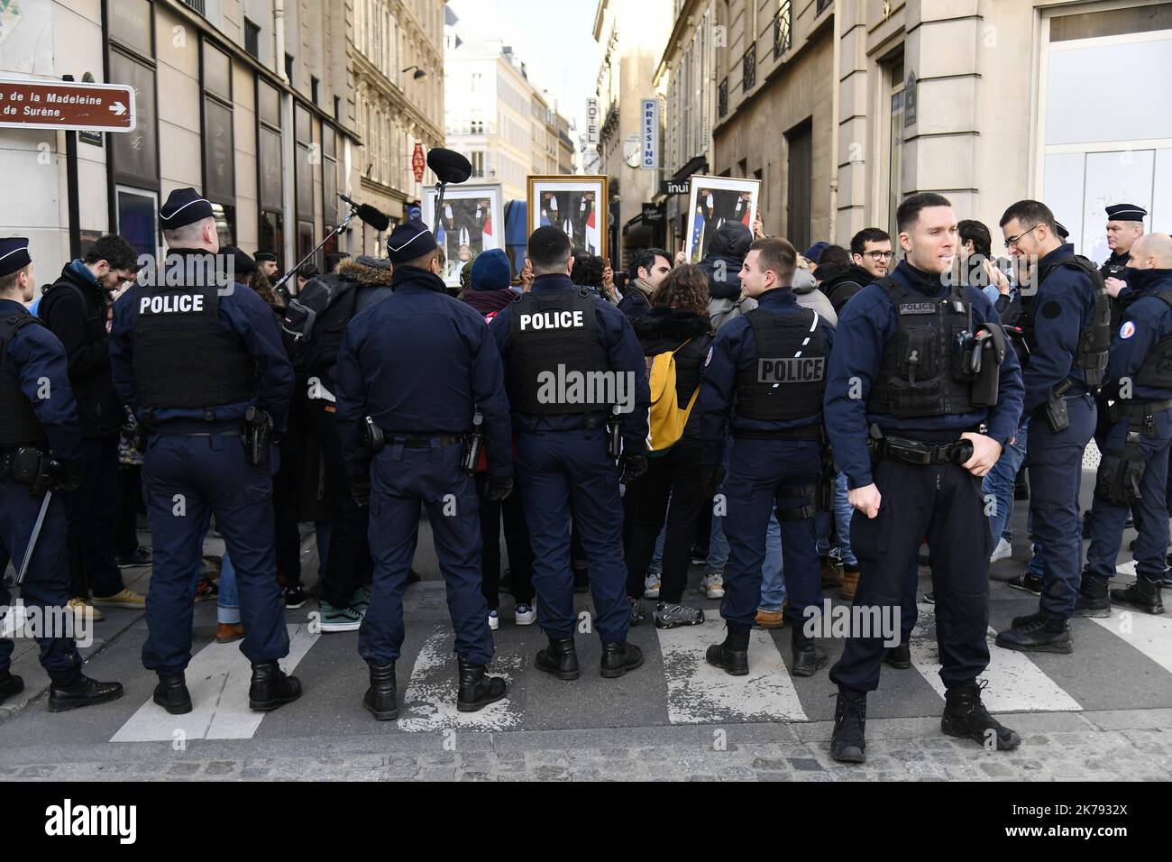 La police noie les décrocheurs de portraits d'Emmanuel Macron, de l'association ANV COP 21, qui en est venu à rendre les portraits à l'Elysée Banque D'Images