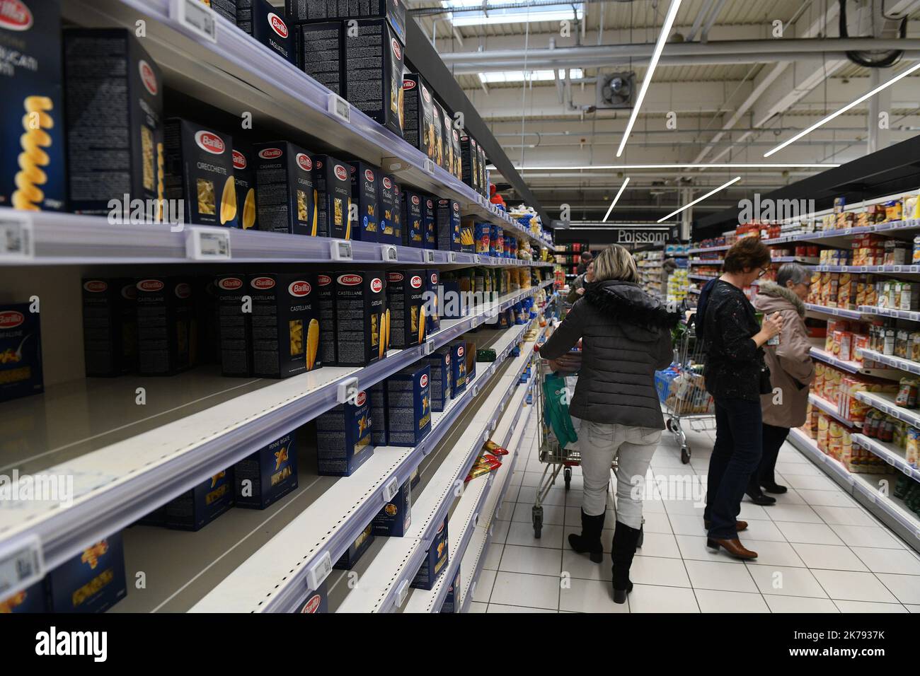 Coronavirus panique-achat conduisant à des étagères vides, longues files d'attente à Hyper-U magasin France Angers, mars 12 2020 Banque D'Images