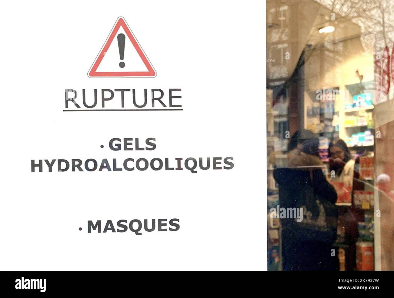 Coronavirus panique-achat conduisant à des étagères vides, longues files D'attente PARIS FRANCE MARS 13 2020 Banque D'Images