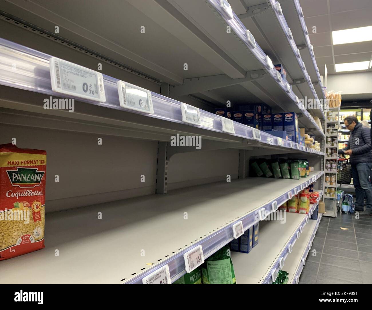 Coronavirus panique-achat conduisant à des étagères vides, longues files D'attente PARIS FRANCE MARS 13 2020 Banque D'Images