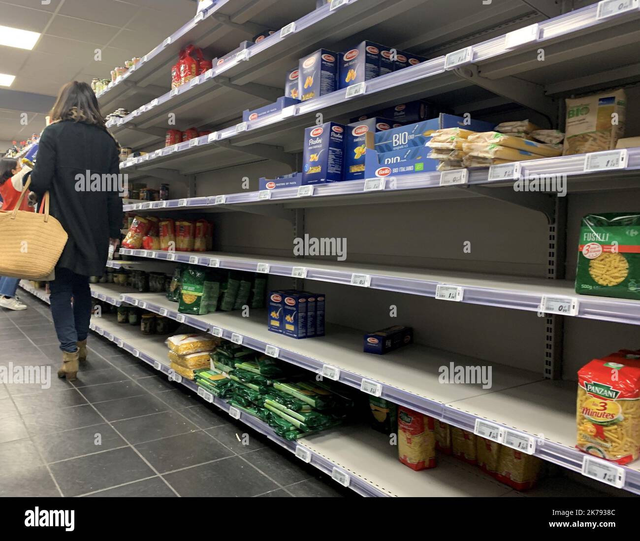 Coronavirus panique-achat conduisant à des étagères vides, longues files D'attente PARIS FRANCE MARS 13 2020 Banque D'Images