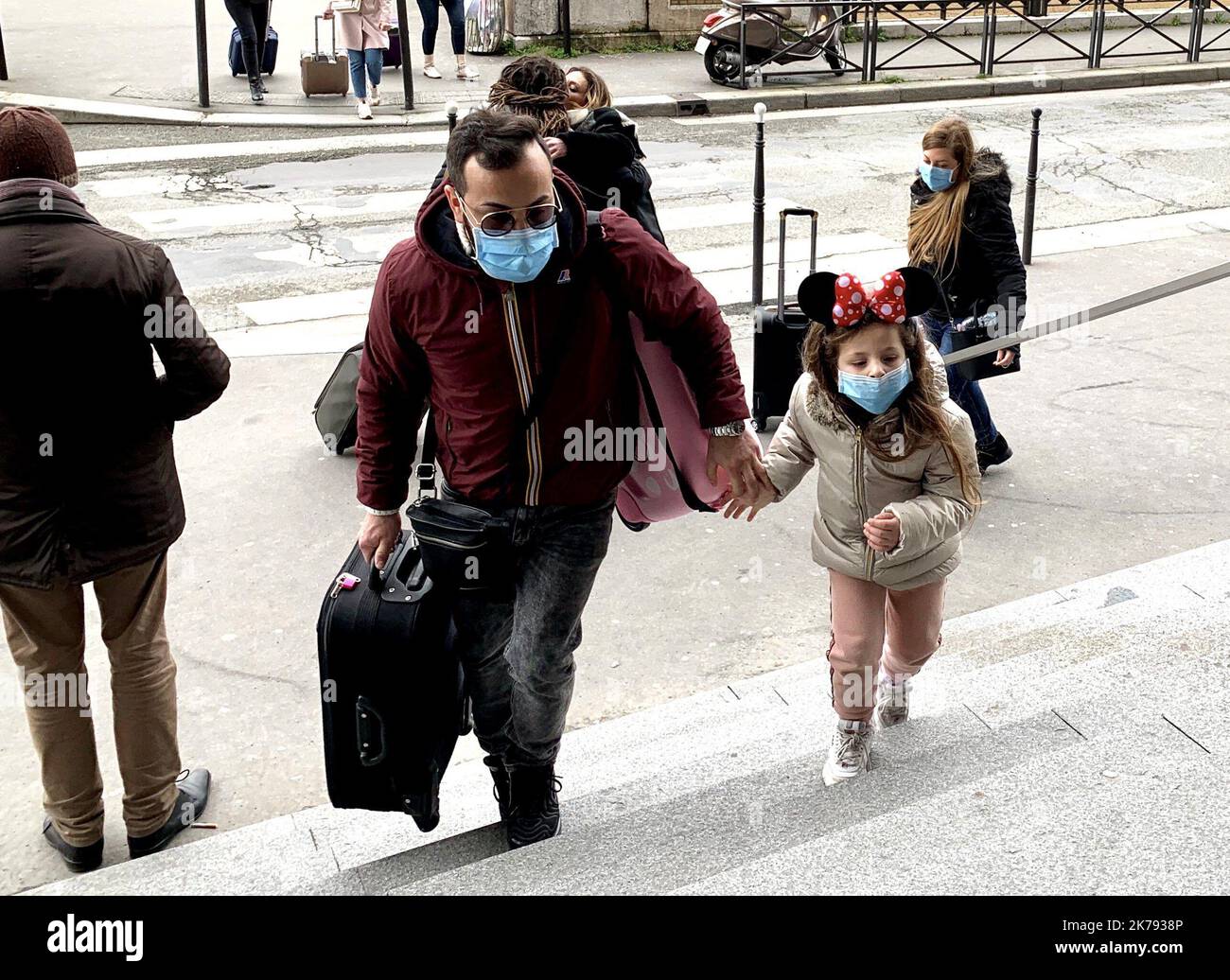 Coronavirus panique-achat conduisant à des étagères vides, longues files D'attente PARIS FRANCE MARS 13 2020 Banque D'Images