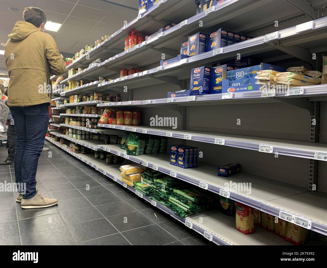 Coronavirus panique-achat conduisant à des étagères vides, longues files D'attente PARIS FRANCE MARS 13 2020 Banque D'Images