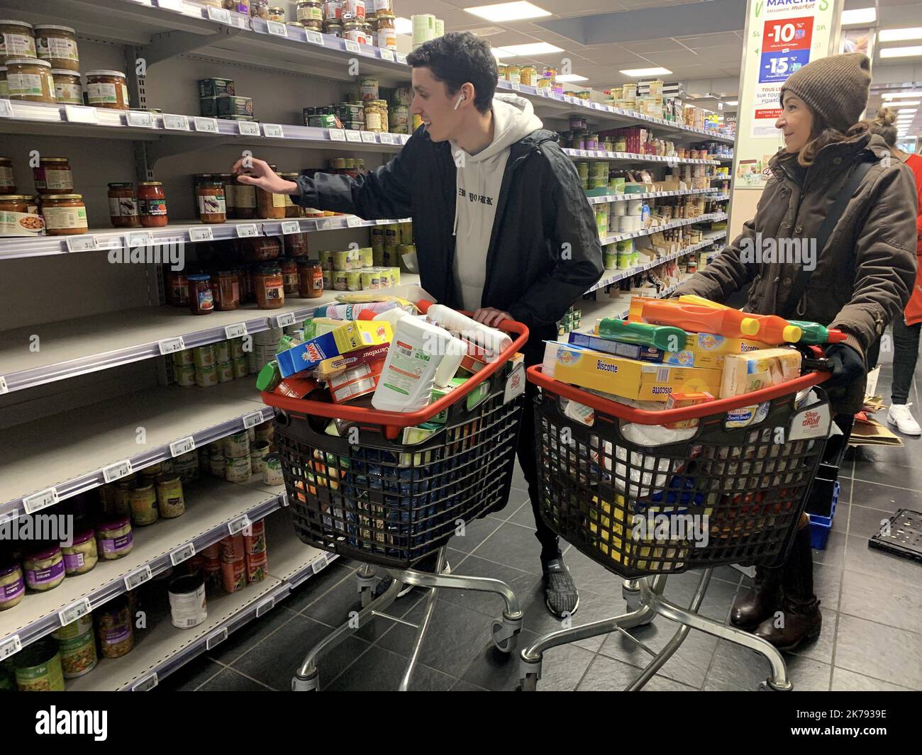 Coronavirus panique-achat conduisant à des étagères vides, longues files D'attente PARIS FRANCE MARS 13 2020 Banque D'Images