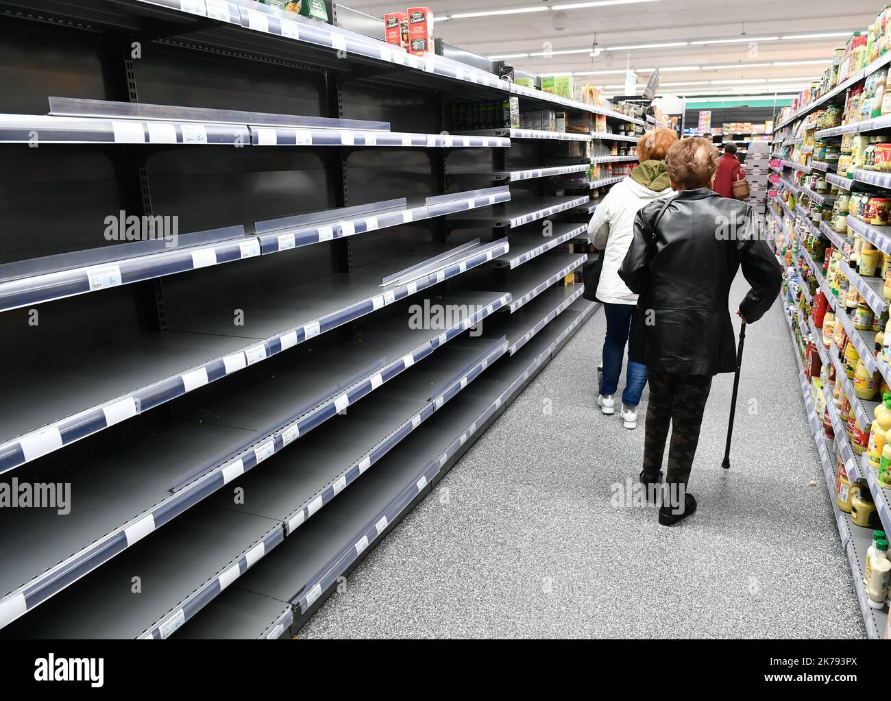 Les acheteurs de panique quittent les étagères du supermarché vide FRANCE NANTES MARS 16 2020 *** Légende locale *** Banque D'Images